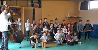 R&eacute;p&eacute;tition et mise en musique de la chanson cr&eacute;&eacute;e